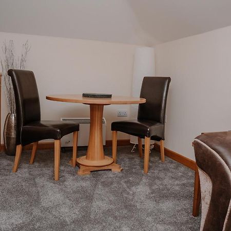 Lovely New 1 Bedroom Loft Apartment With On Drive Parking Троубридж Екстериор снимка