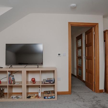 Lovely New 1 Bedroom Loft Apartment With On Drive Parking Троубридж Екстериор снимка