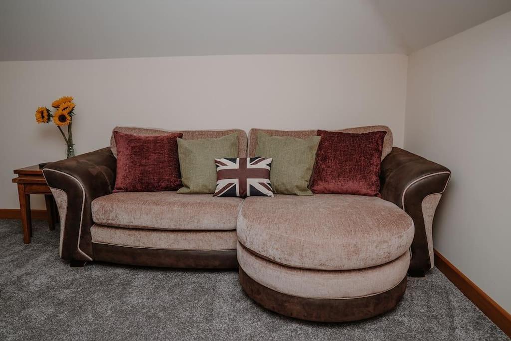 Lovely New 1 Bedroom Loft Apartment With On Drive Parking Троубридж Екстериор снимка
