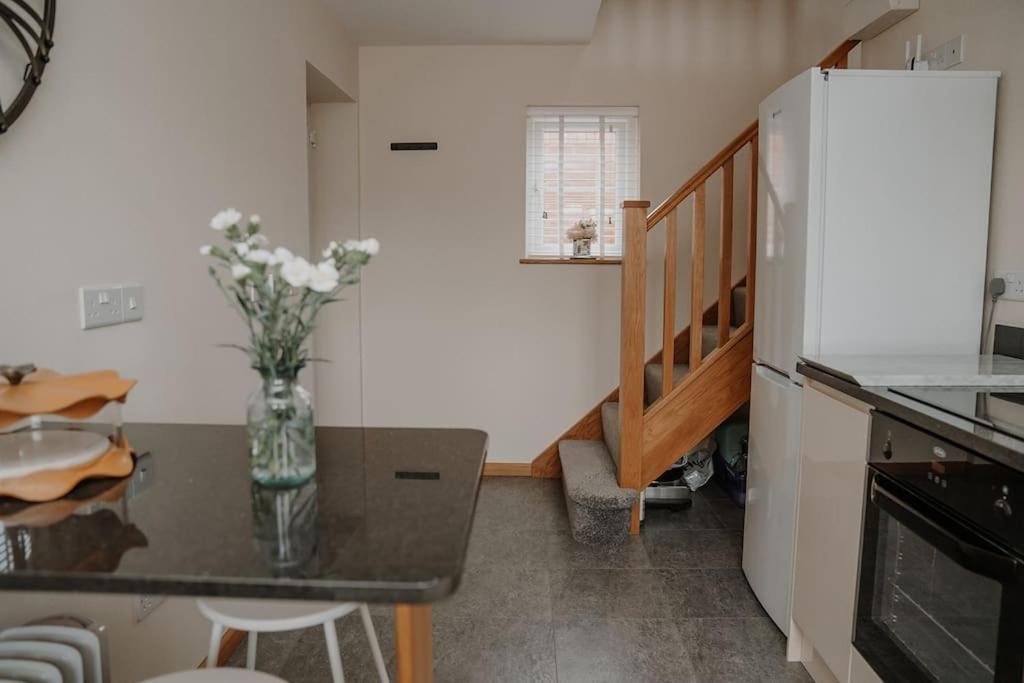 Lovely New 1 Bedroom Loft Apartment With On Drive Parking Троубридж Екстериор снимка