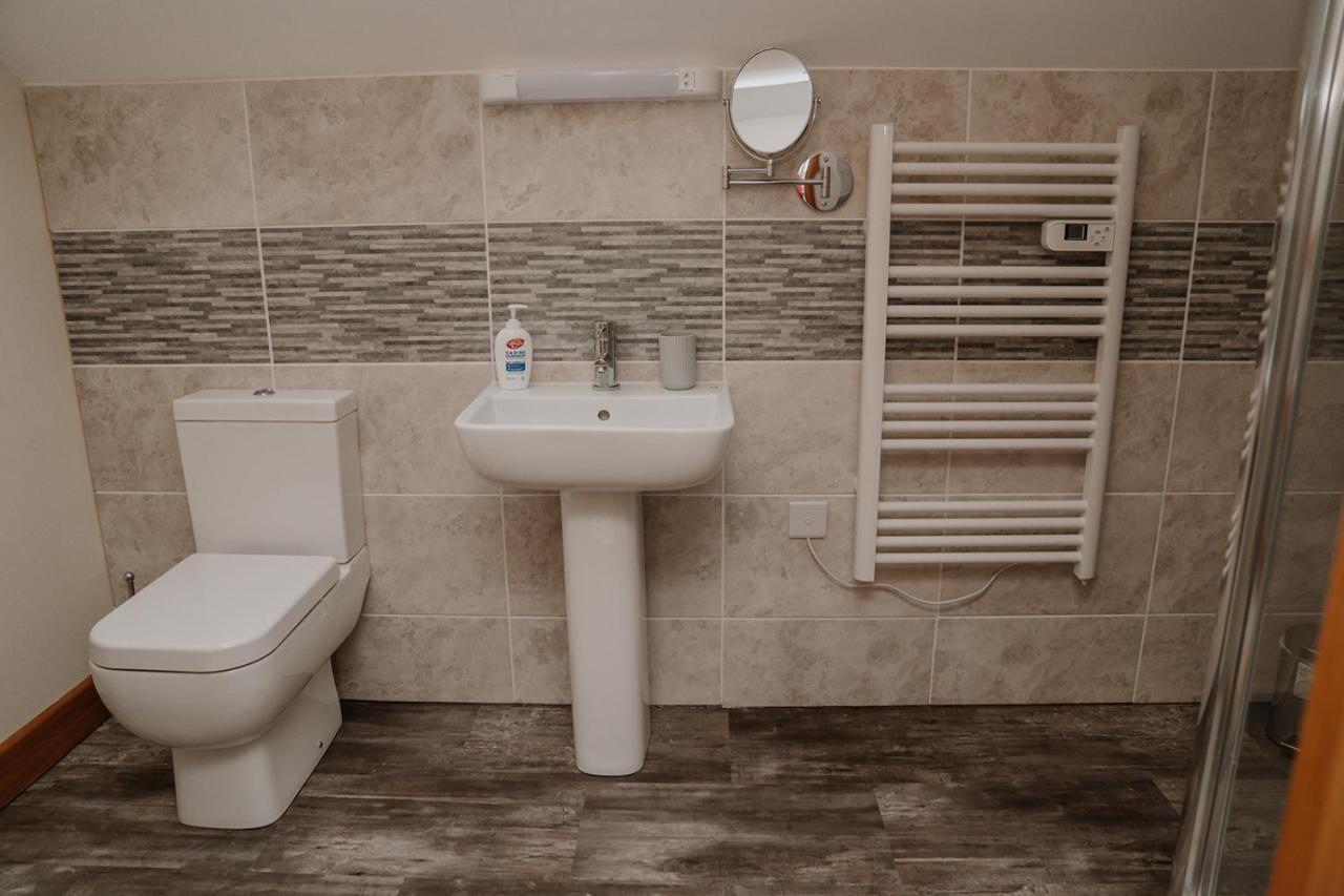 Lovely New 1 Bedroom Loft Apartment With On Drive Parking Троубридж Екстериор снимка