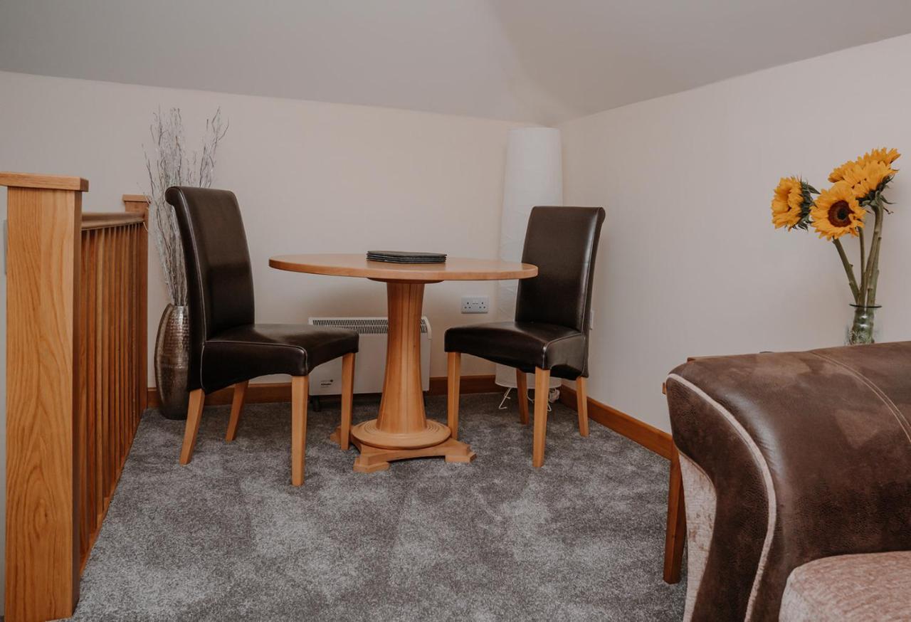 Lovely New 1 Bedroom Loft Apartment With On Drive Parking Троубридж Екстериор снимка