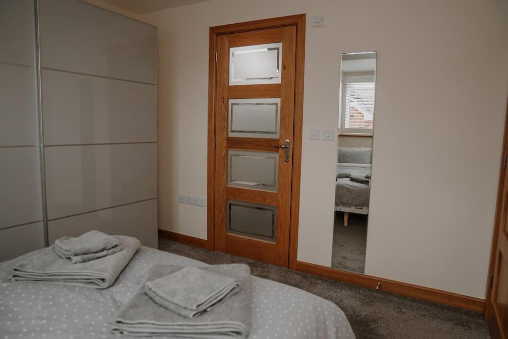 Lovely New 1 Bedroom Loft Apartment With On Drive Parking Троубридж Екстериор снимка