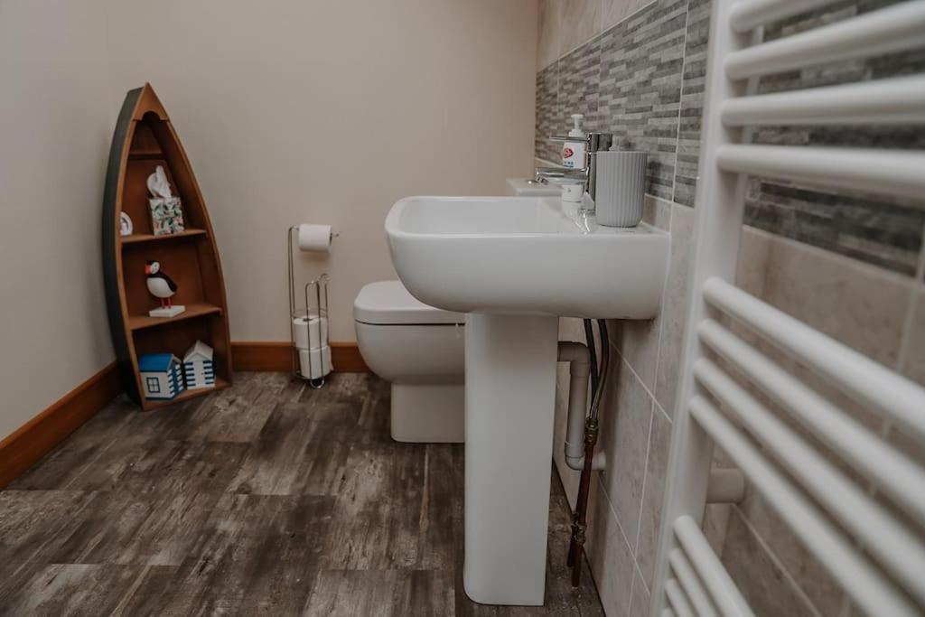 Lovely New 1 Bedroom Loft Apartment With On Drive Parking Троубридж Екстериор снимка