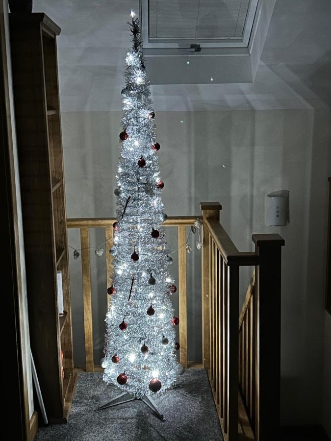 Lovely New 1 Bedroom Loft Apartment With On Drive Parking Троубридж Екстериор снимка